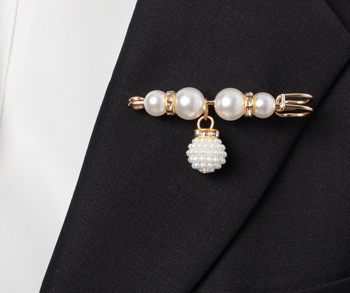 Sicherheitsnadeln mit Perlen von Dancing Queens - ideal für Bühnenauftritte an schwarzem Jackett & weißem Hemd.