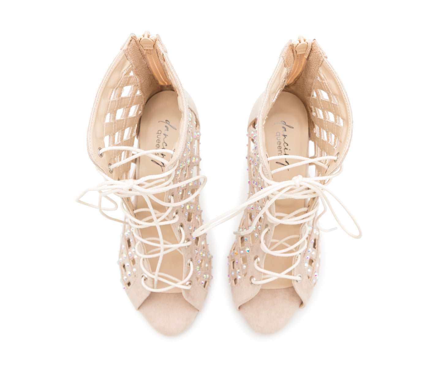 Stella Tanzschuhe von Dancing Queens: Beige Schnürschuhe mit hohen Absätzen und Cut-Out-Details, ideal zum Bachata-Tanzen.