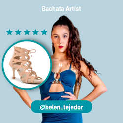 Frau in blauem Kleid, braunen Locken, trägt Portdance PD804 NET Tanzschuhe Coral Nobuck – LIMITED EDITION. Flexibilität @belen_tejedor Handle angezeigt.