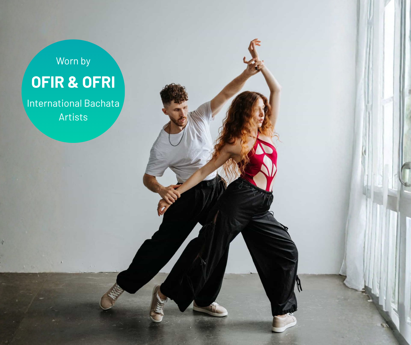 Zwei Tänzerinnen posieren in einem sonnendurchfluteten Studio und tragen die SMOVE Dance Sneaker von Dancing Queens in der Farbe „Weiss“.