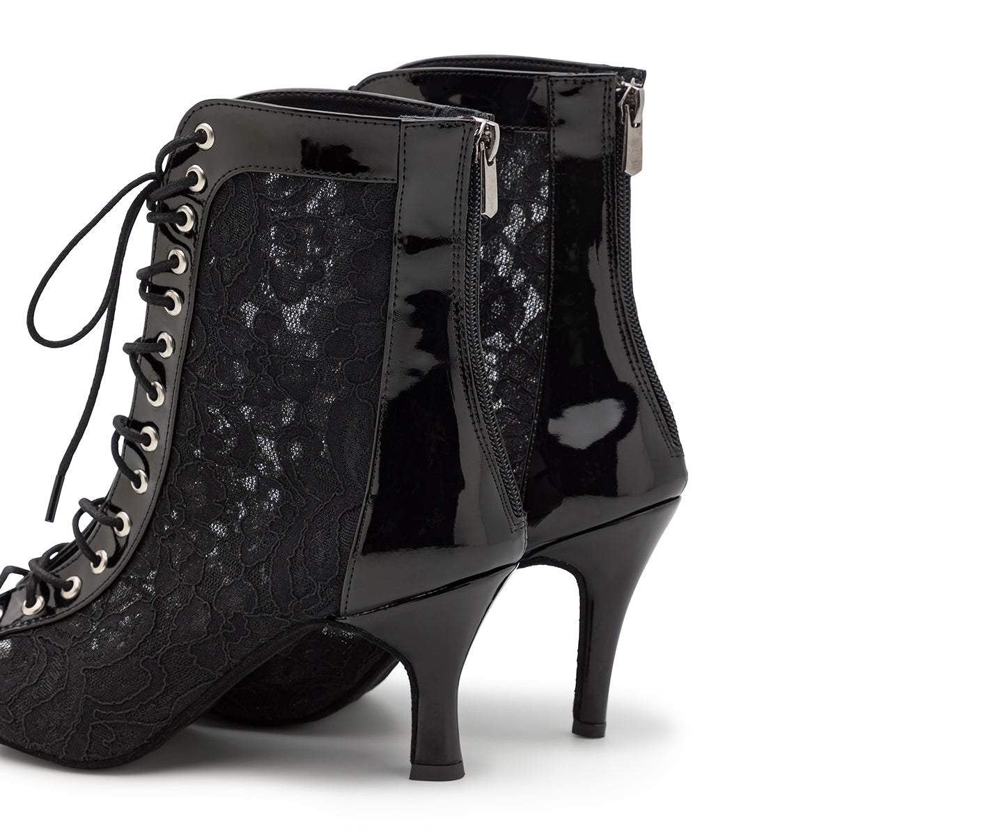 Rückansicht der Halley Heels Dance Tanzschuhe von Dancing Queens in Schwarz Lack mit Spitzen- und Lacklederdetails.