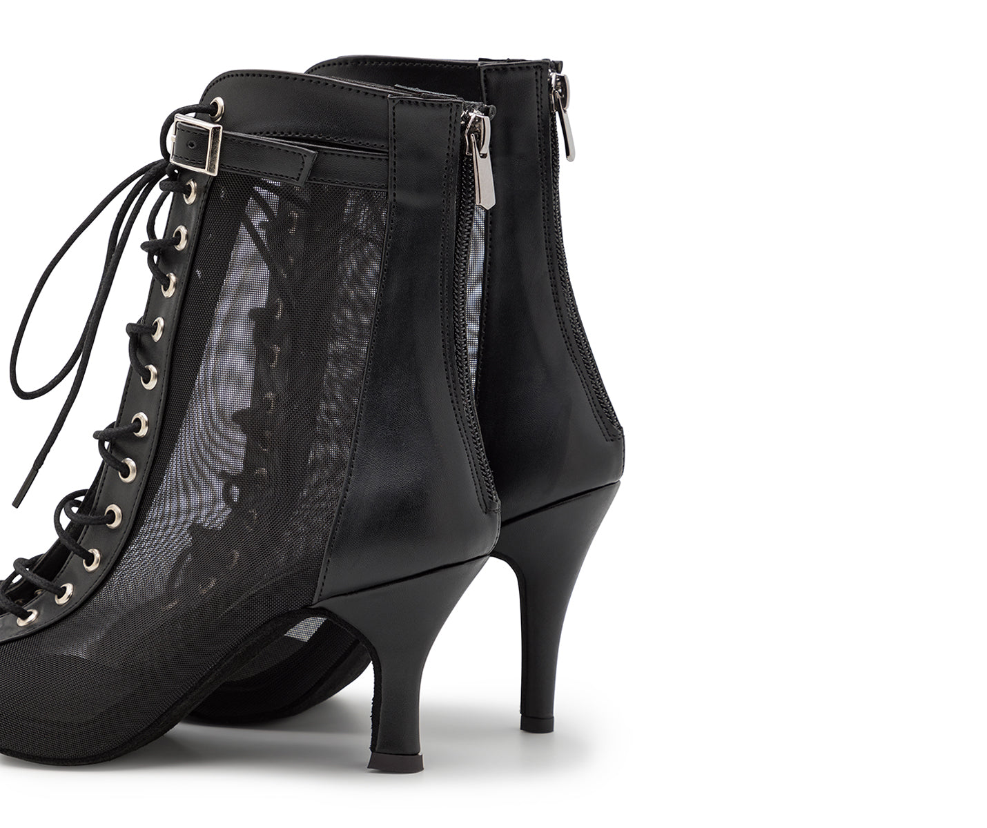 Tarff Tanzschuhe: Schwarze Tanzstiefel mit Schnürung, Mesh-Seiten und Reißverschlüssen von Dancing Queens auf weißem Hintergrund.