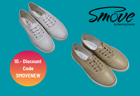 Zwei Paar Schuhe auf blaugrünem Hintergrund mit dem Rabattcode „SMOVENEW“ für 10,- Rabatt.