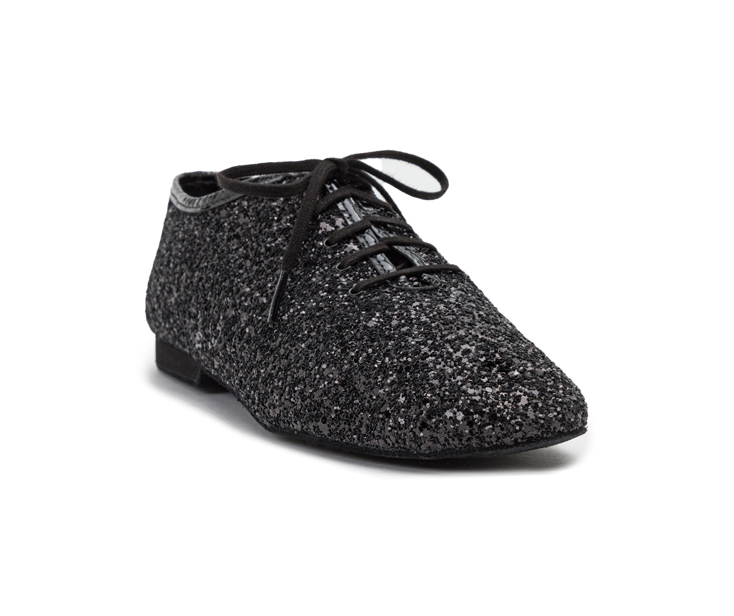 Dancing Queens 550 / J03 Tanzschuhe in Black Cristal mit spitzer Spitze und flachem Absatz, von vorne gesehen.