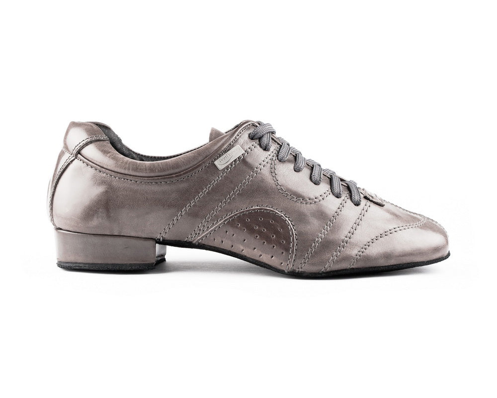 Portdance PD Casual Tanzschuhe in Grau mit Schnürung, niedrigem Absatz und Wildledersohle von der Seite gezeigt.