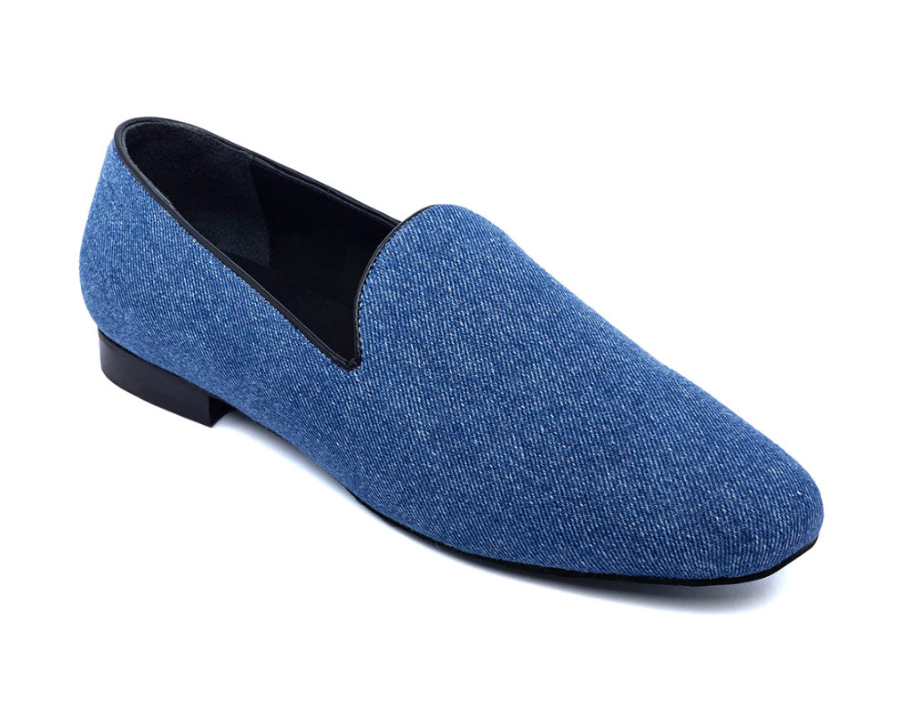 PDM003 Mokassins in Denim von Portdance, mit schwarzer Sohle, in der Seitenansicht auf weißem Hintergrund dargestellt.