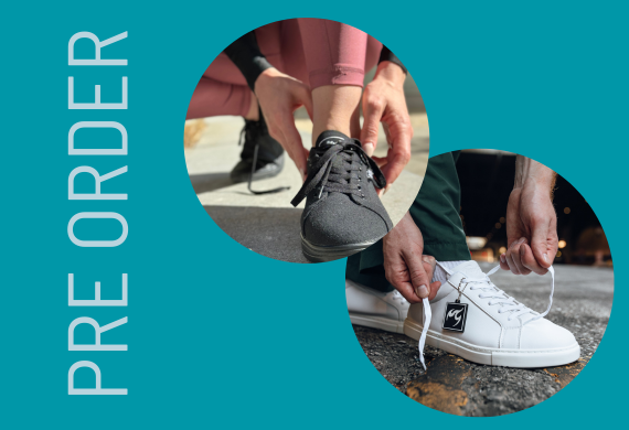 Zwei Bilder von Händen, die Schnürsenkel binden: eines mit grauen Turnschuhen, eines mit weißen Turnschuhen. Text: „Vorbestellung“.