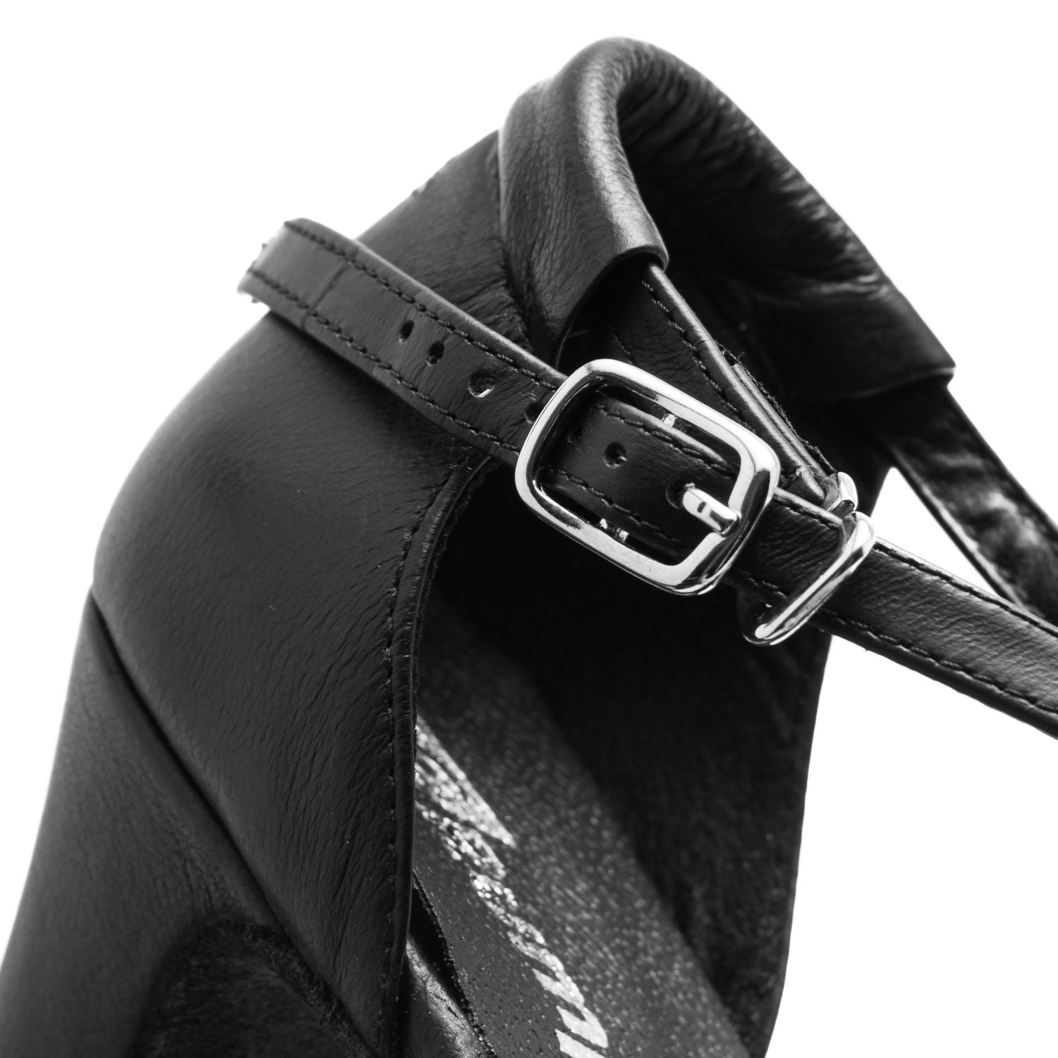 Nahaufnahme von Rumpfs 2020 Broadway Tanzschuhen in Schwarz mit einem eleganten silbernen Schnallenriemen.