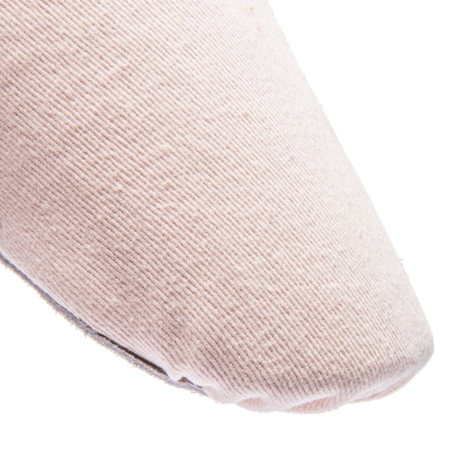 Nahaufnahme des 1006 Elastico Ballettschläppchens in Hellrosa von Rumpf, das seine strukturierte Spitze vor einem weißen Hintergrund zeigt.