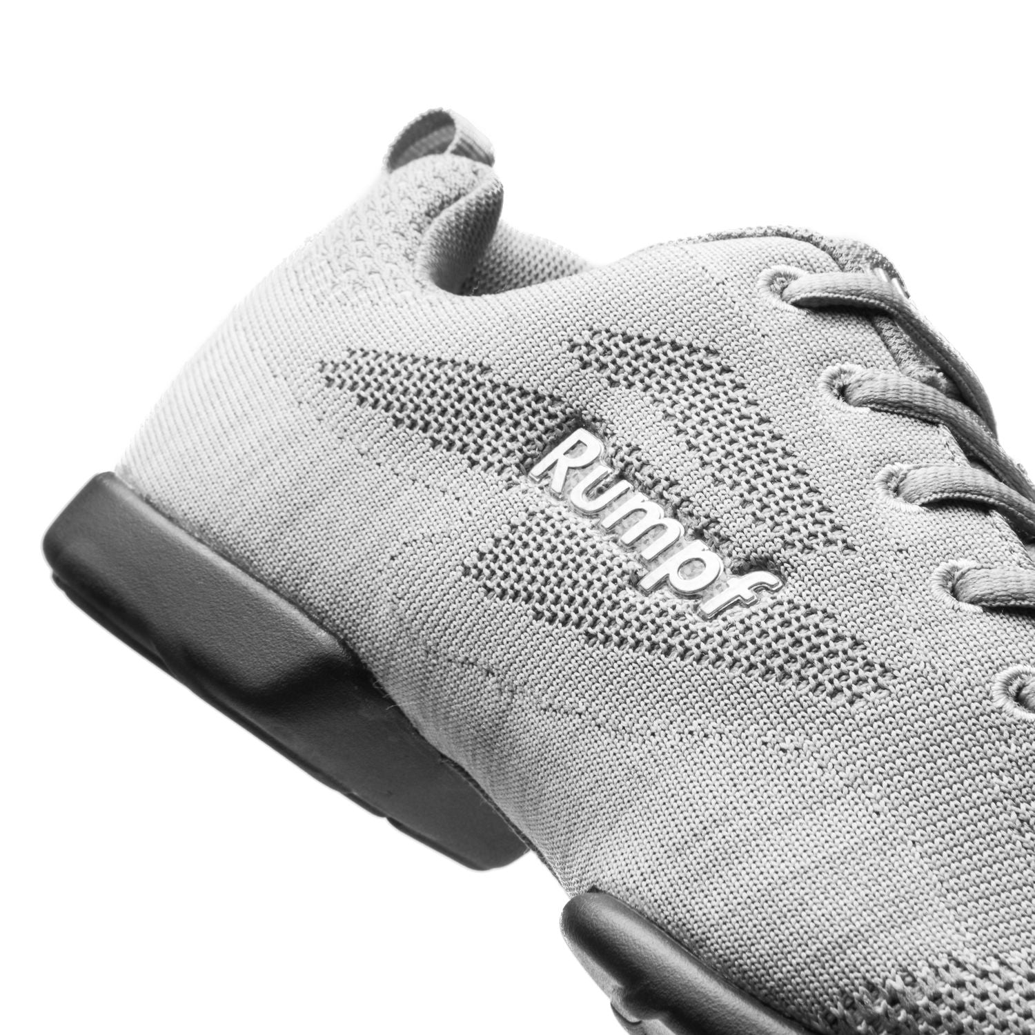Nahaufnahme eines grauen 1567 Zuma Tanzsneakers von Rumpf mit schwarzer Sohle und High-Tech Mesh-Gewebe.