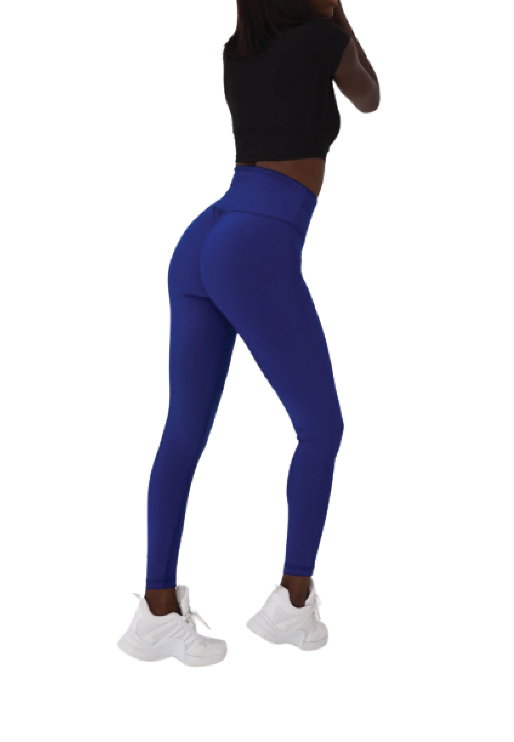 Person in Lismina Royalblau 738 Scrunch Butt Leggings, einem schwarzen bauchfreien Top und weißen Sneakers auf weißem Hintergrund.