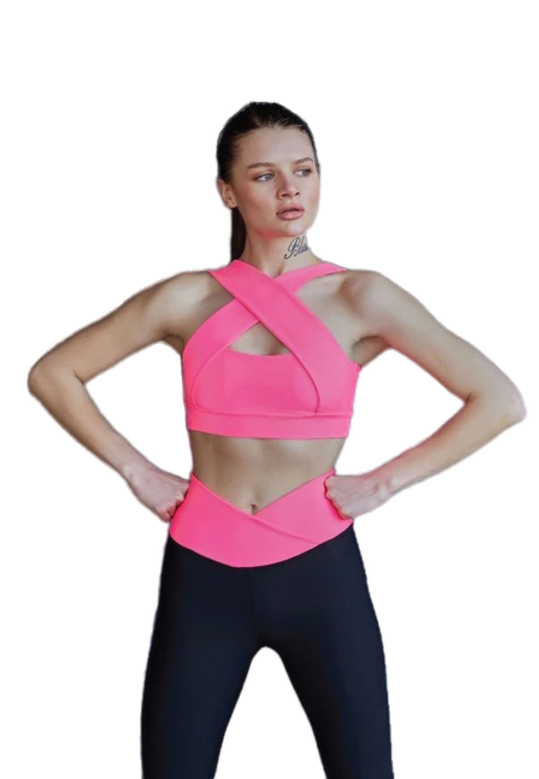 Person in Lisminas rosa 193 Decoltée Sport-BH und schwarzen Leggings, steht mit den Händen auf den Hüften und verströmt eine Yoga-Atmosphäre.
