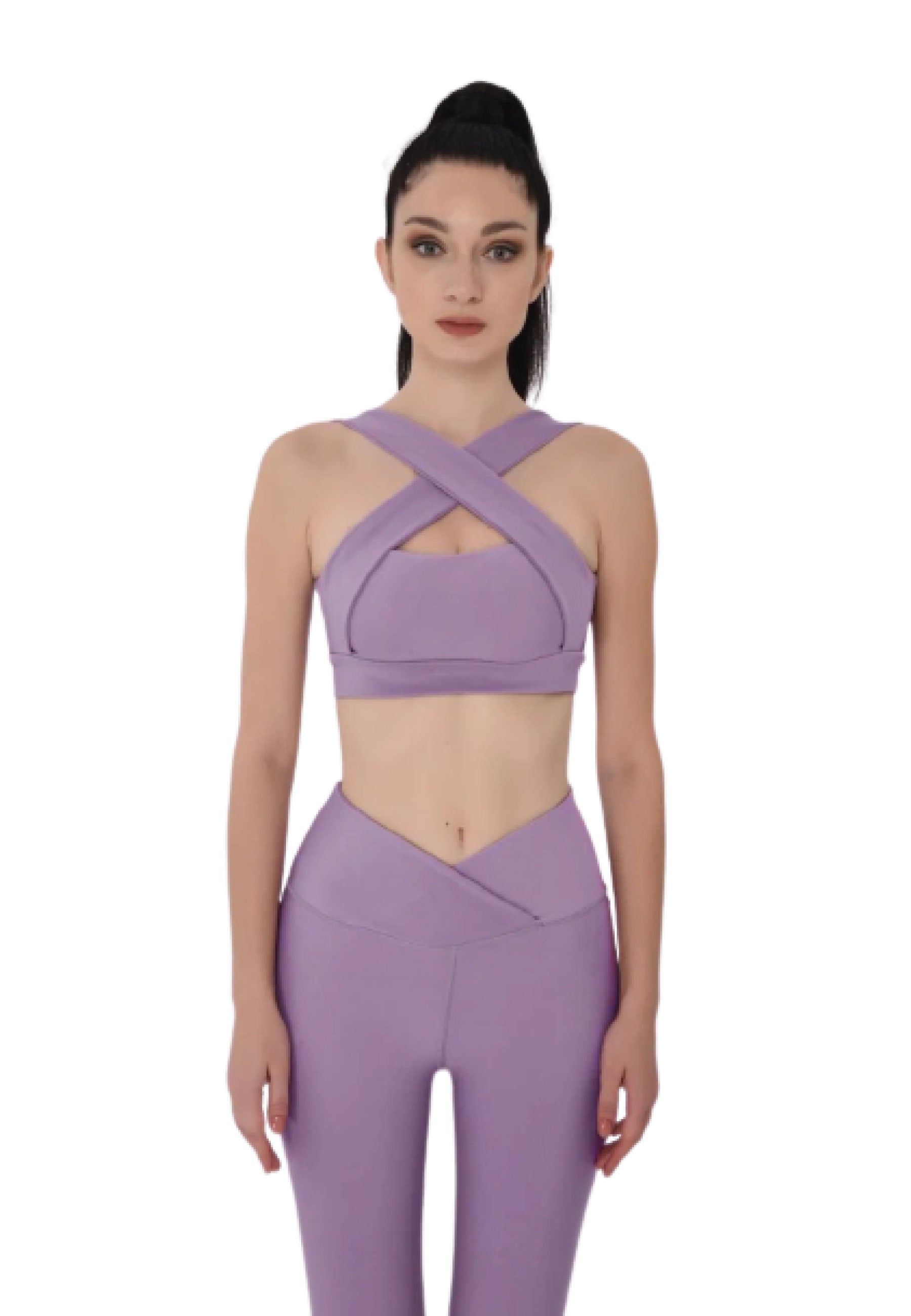 Person in einem Lismina 194 Decoltée Sport-BH in Lila, ideal für Yoga, vor einem schlichten weißen Hintergrund.