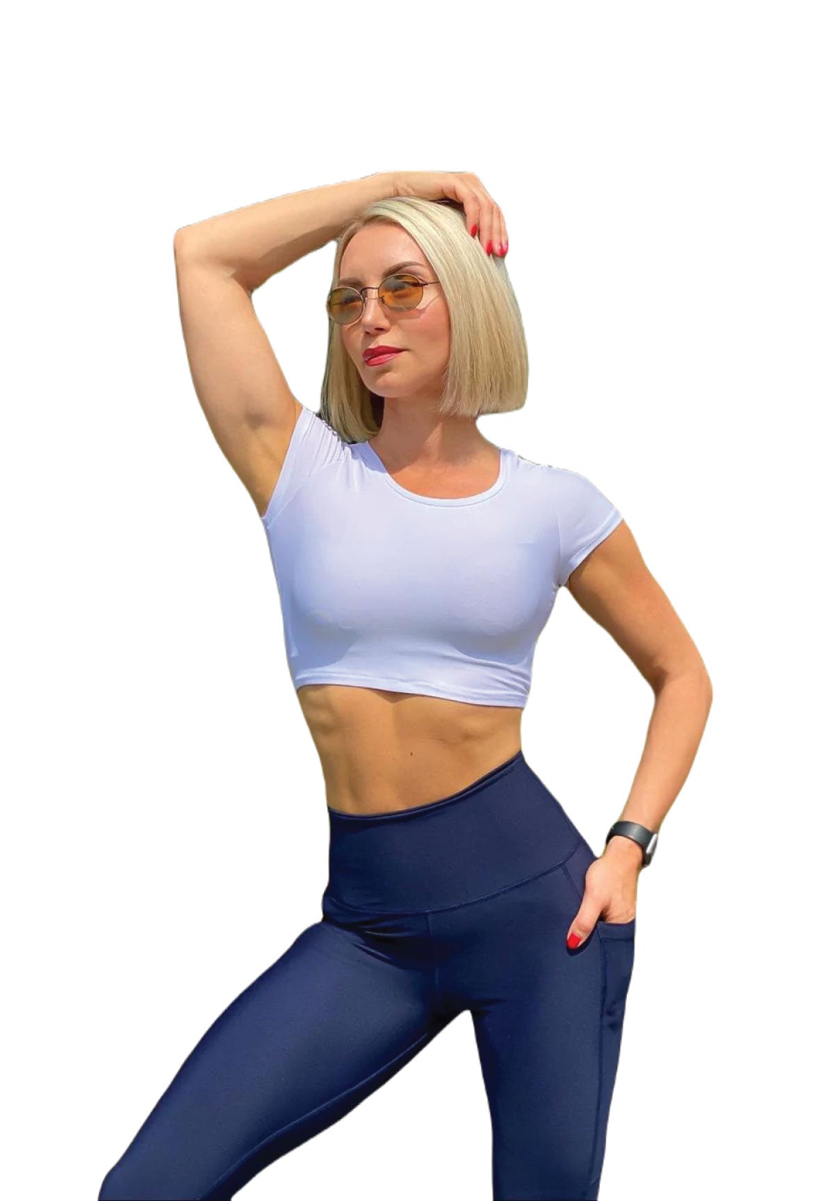 Die Person posiert selbstbewusst in einem Lismina 1006-T-Shirt in Weiss, marineblauen Leggings, einer Sonnenbrille und einer Uhr.