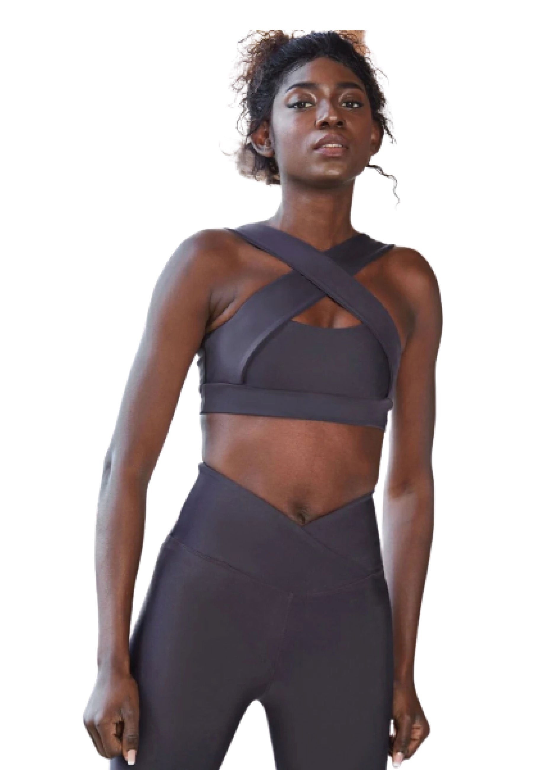 Person im schwarzen Lismina 206 Decoltée Sport-BH in Antrazit steht selbstbewusst mit entspannten Armen und blickt nach vorne.