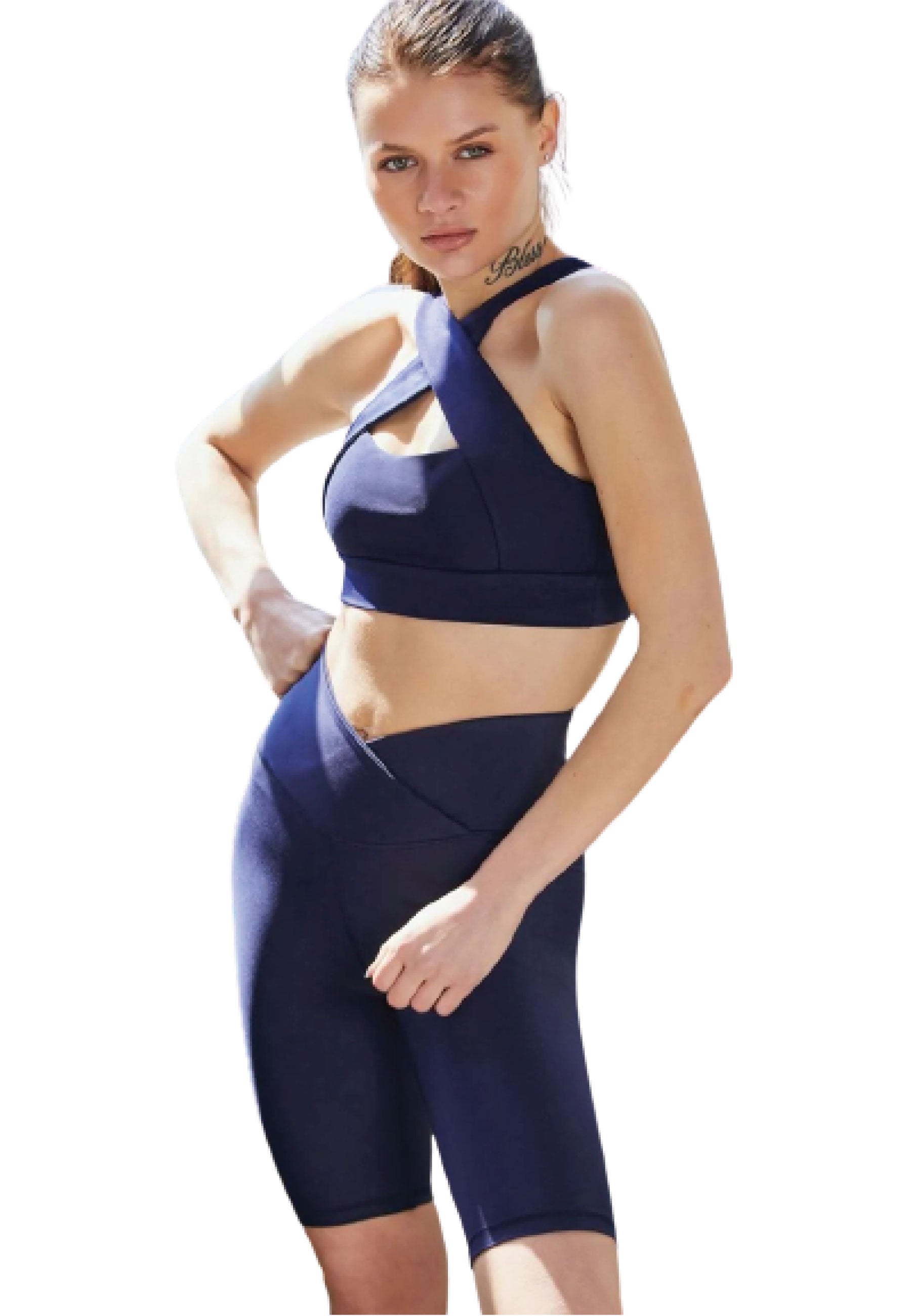 Modell Lismina in einem marineblauen Sport-Set mit einem einzigartigen Neckholder-Top und 6014 Biker-Leggings Ve Waist in Marineblau.