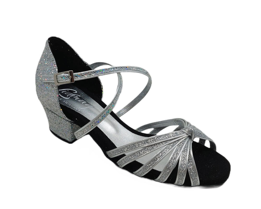 Die 205 Tanzschuhe von Lidmag in Prisma Silver verfügen über einen glitzernden Absatz, einen Riemchen-Riemen und eine schwarze Innensohle.