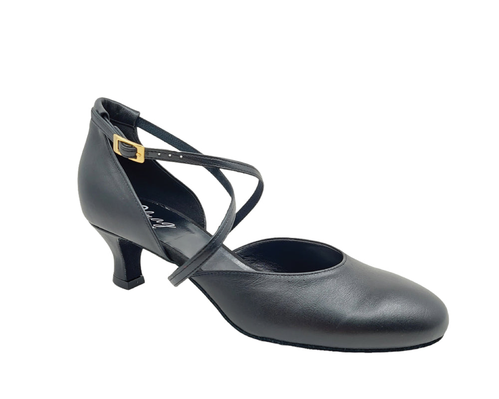 511 / 442 von Lidmag: Schwarzer Ledertanzschuh mit mittlerem Absatz, überkreuztem Riemen und Schnalle auf weißem Hintergrund.
