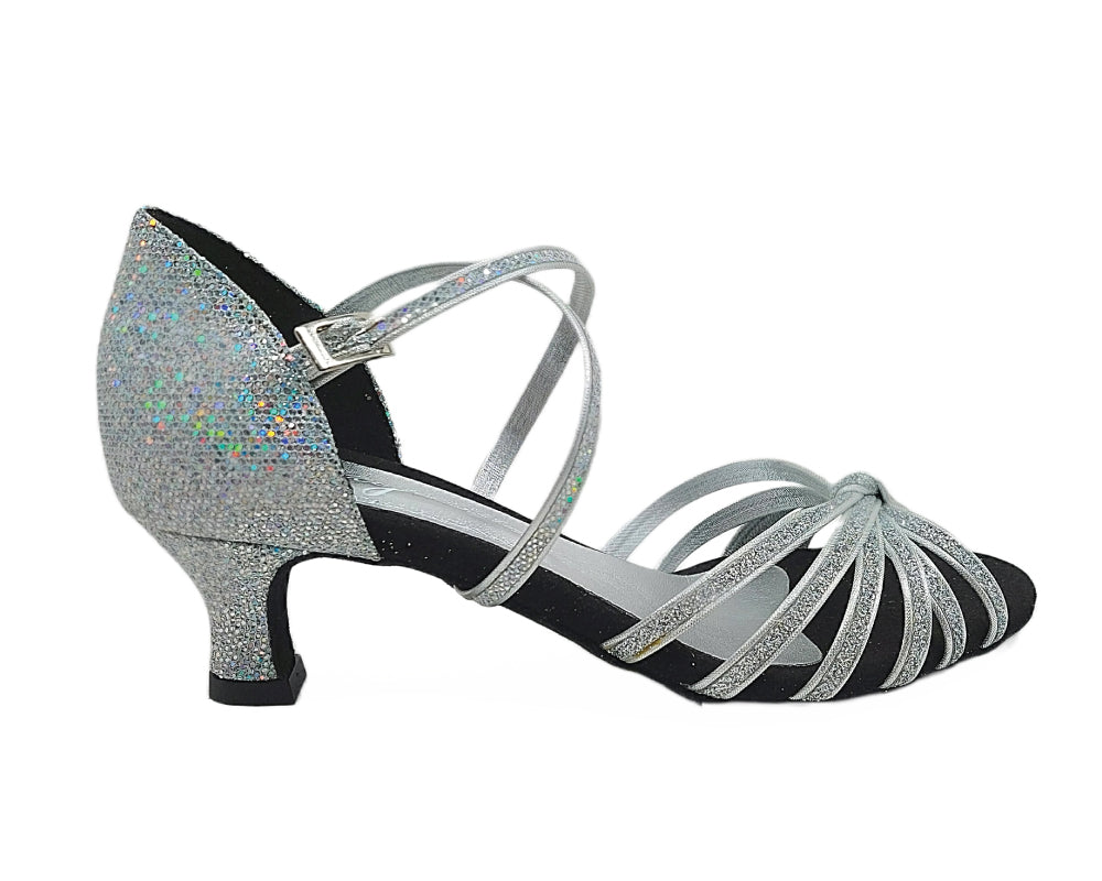Lidmags 205 Tanzschuhe in Prisma Silver: Riemchen-Tanzschuh aus Satin mit mittlerem Absatz, Knöchelriemen und Schnalle.