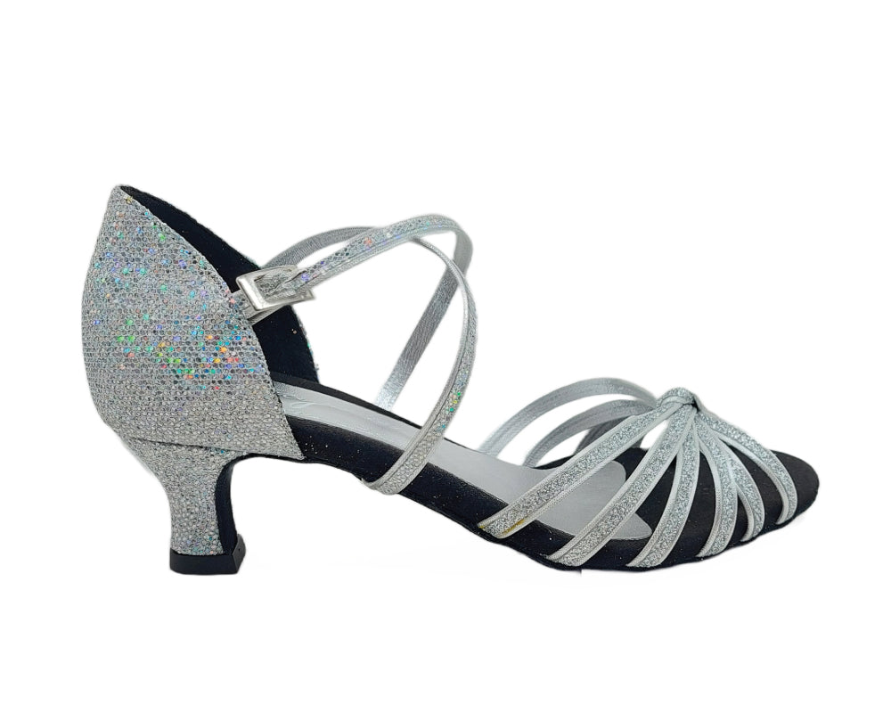 Lidmag 205 Tanzschuhe in Prisma Silver haben ein Riemchen-Design, einen niedrigen Absatz und eine kleine Schnalle.
