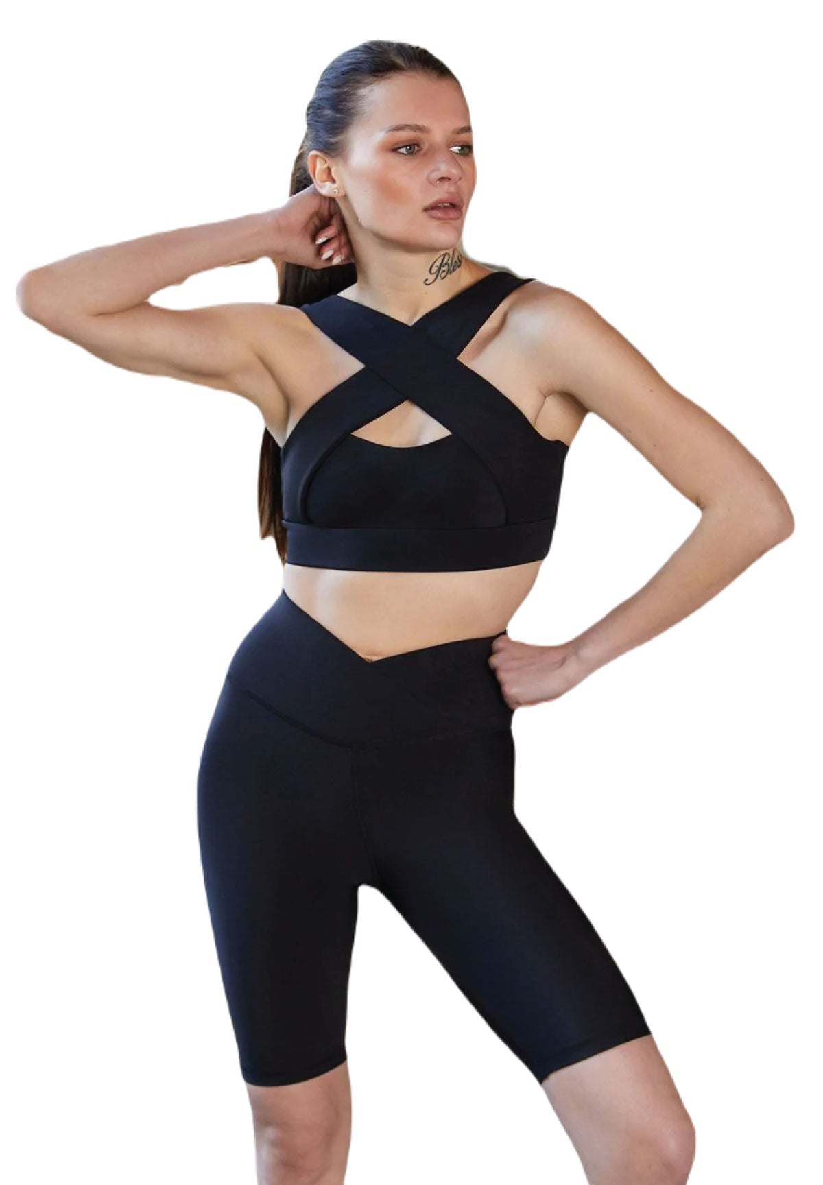 Person in Lisminas 6010 Biker Leggings Ve Waist in Schwarz und einem Sport-BH mit gekreuzten Trägern, Hand auf der Hüfte.