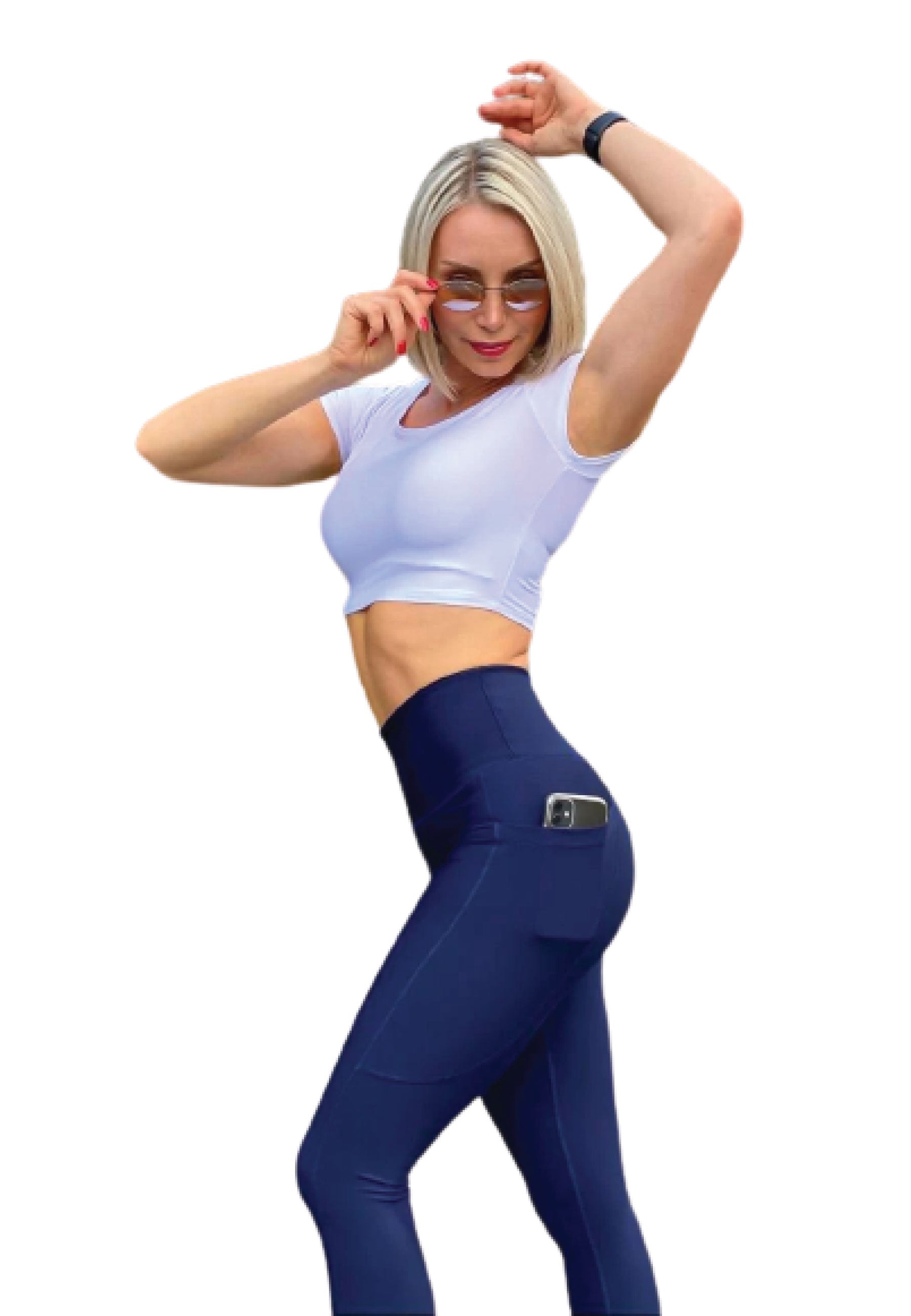 Selbstbewusst in Lisminas 1006 T-Shirt in Weiss mit Sonnenbrille, Telefon in der Tasche.