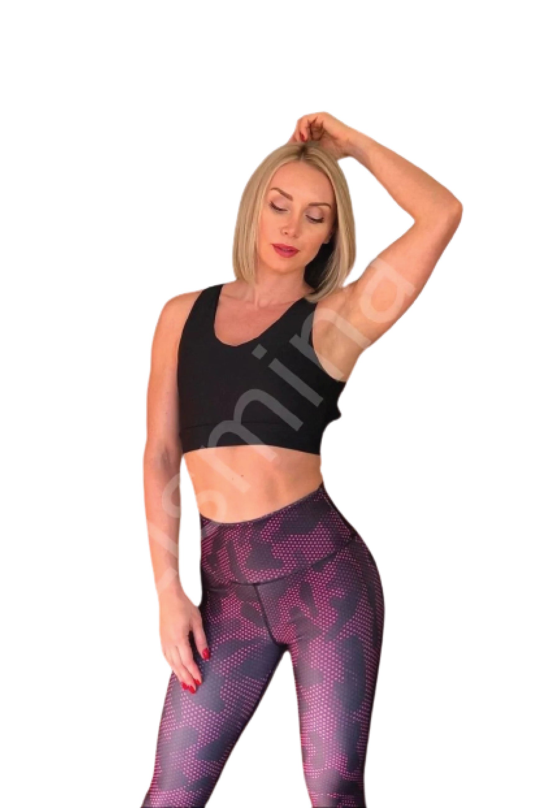 Das Model Lismina posiert im gestreiften Sport-BH 149 in Schwarz, kombiniert mit lila gemusterten Leggings, mit einem erhobenen Arm.