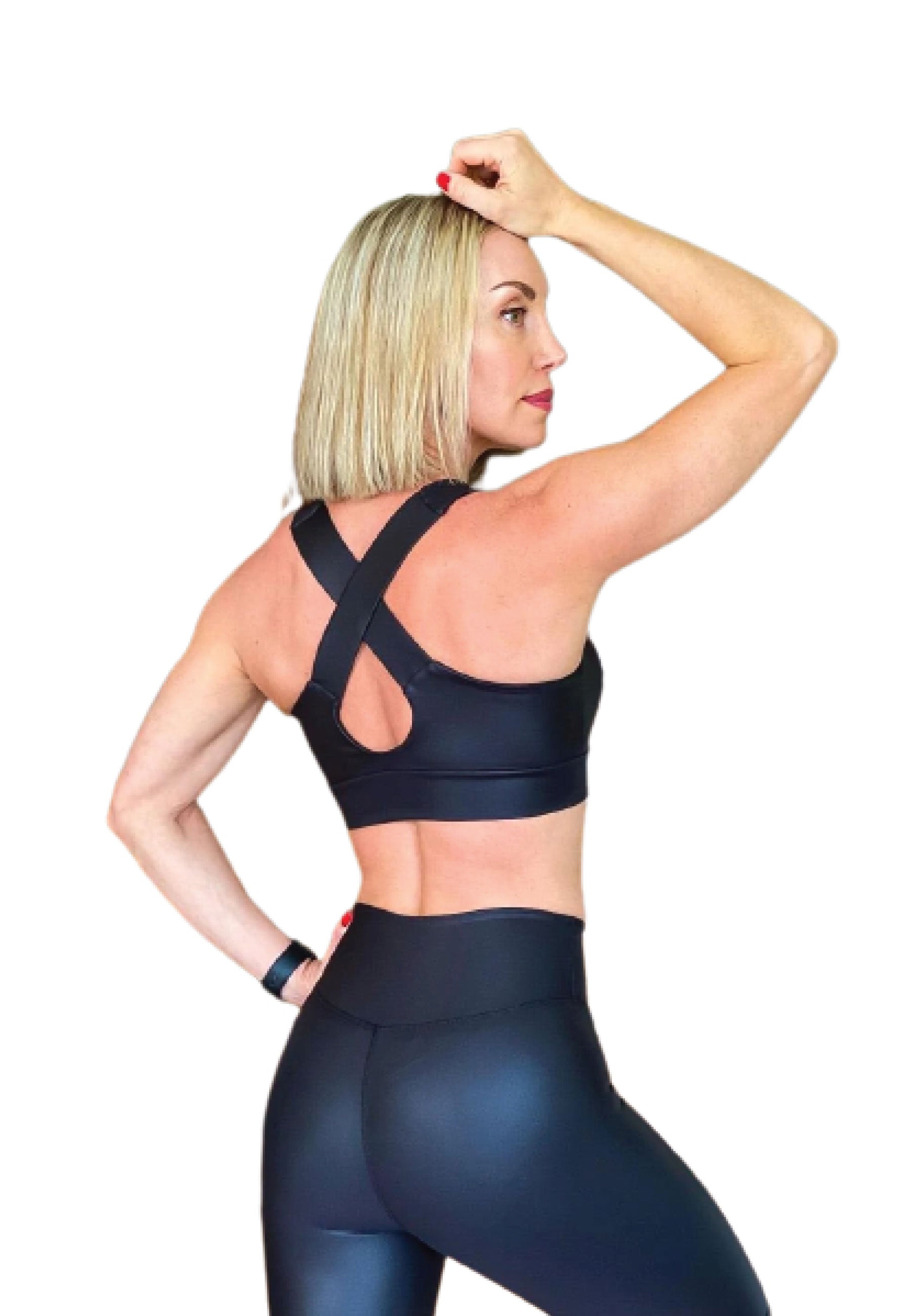 Frau im 181 Single Crossed Sport Bra von Lismina, Farbe Schwarz mit Leder-Look, auf weißem Hintergrund.