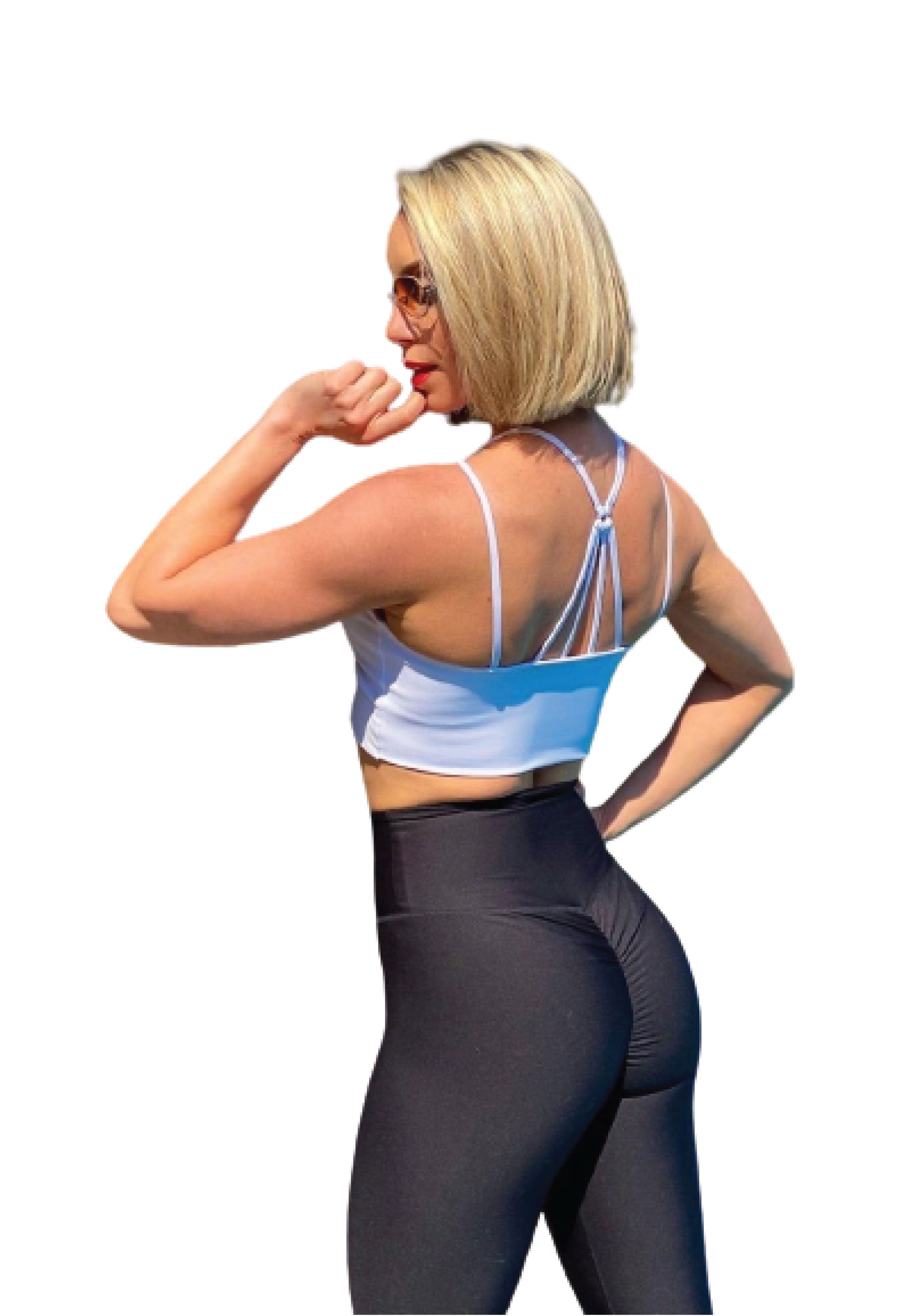 Frau in Trainingskleidung streckt den Arm; trägt ein weißes Oberteil und Lisminas 737 Scrunch Butt Leggings in Schwarz.