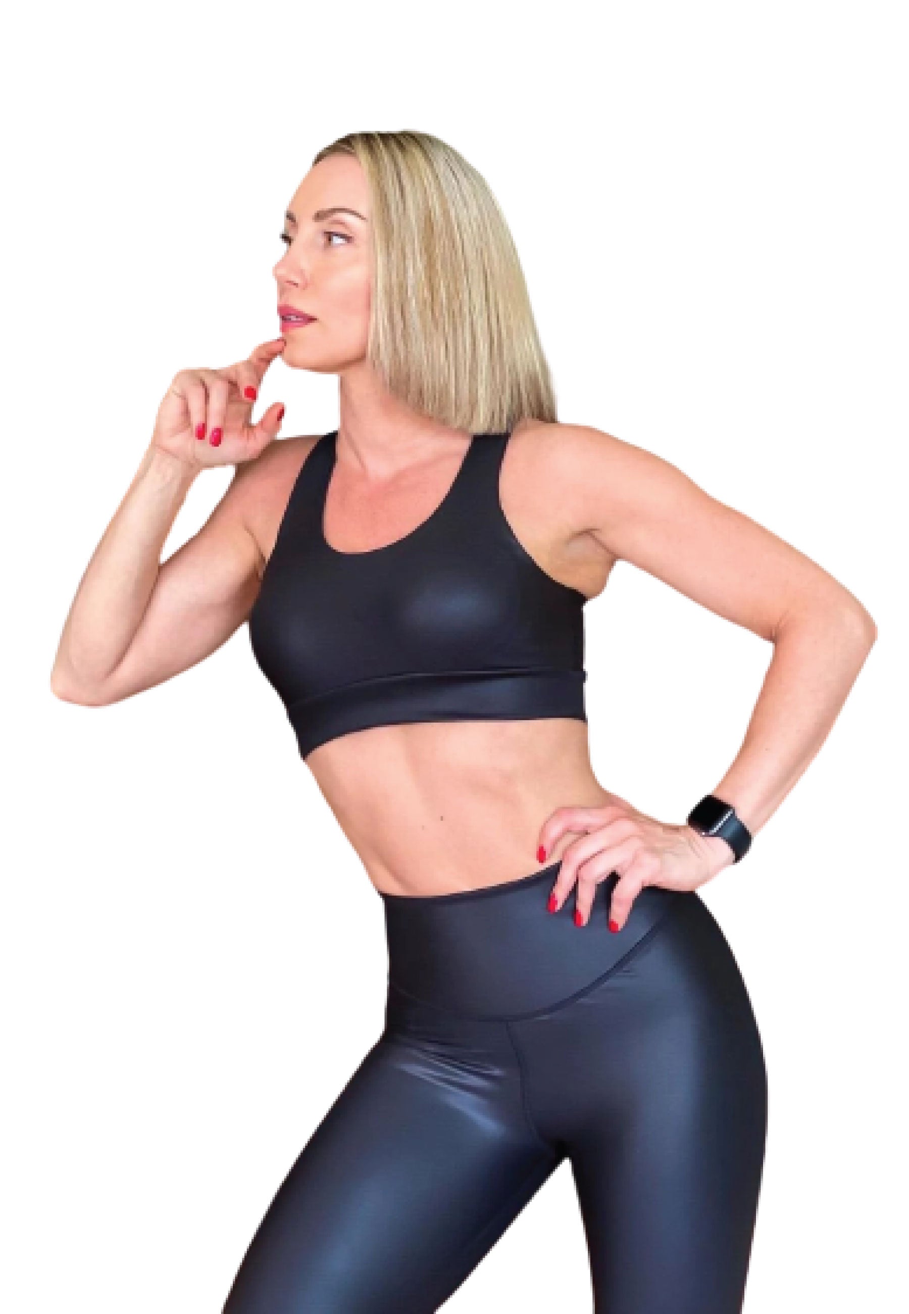 Blonde Frau posiert seitlich in einem Lismina 181 Single Crossed Sport Bra in Leder-Optik, Hand am Kinn, und zeigt Details ihres Rückens.