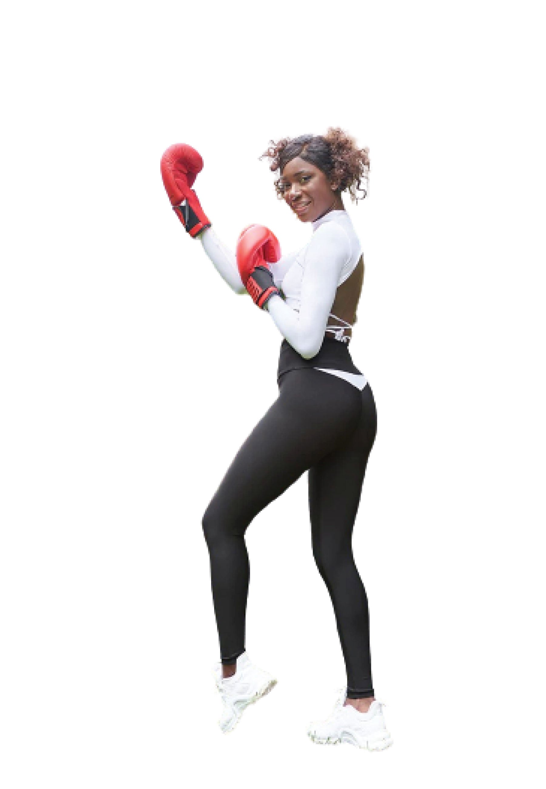 Eine Frau in einem Lismina 067-T-Shirt und roten Boxhandschuhen posiert selbstbewusst und lächelt vor einem weißen Hintergrund.