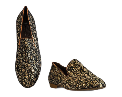 Der 637 Mocassino Gold Kate von Lidmag ist von der Seite und von oben mit aufwendigem schwarz-goldenem Blumenbrokat verziert.