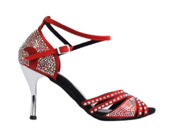 Der Lidmag 743 RASO ROSSO STRASS ist ein italienischer Tanzschuh mit Strasssteinen und einem eleganten Knöchelriemen.