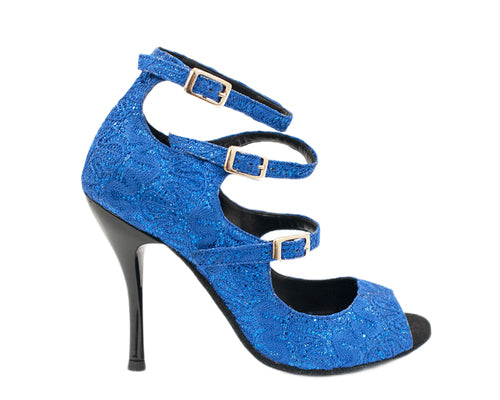 748 Blue Lace von Alvares: eine Seitenansicht von blauen Spitzen-High-Heels mit drei Riemchen und schwarzem Stilettoabsatz.