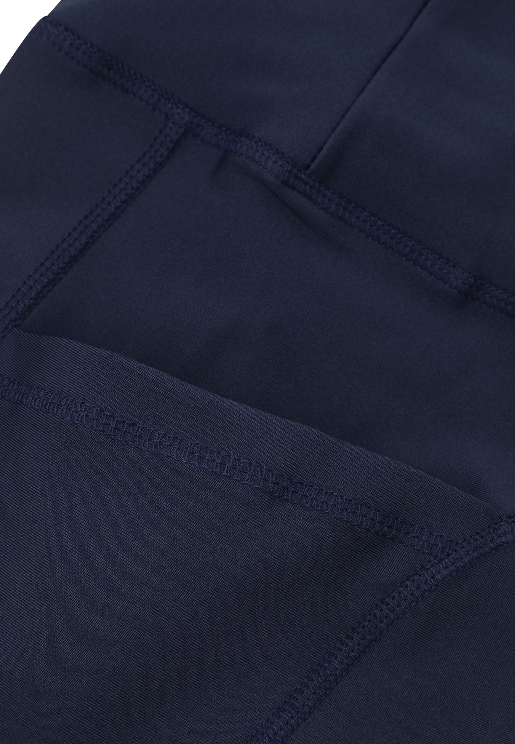 Die Nahaufnahme der 988 Pocket Leggings von Lismina in Marineblau zeigt Nähte und Stickereien, ideal für die Herstellung eleganter Leggings.