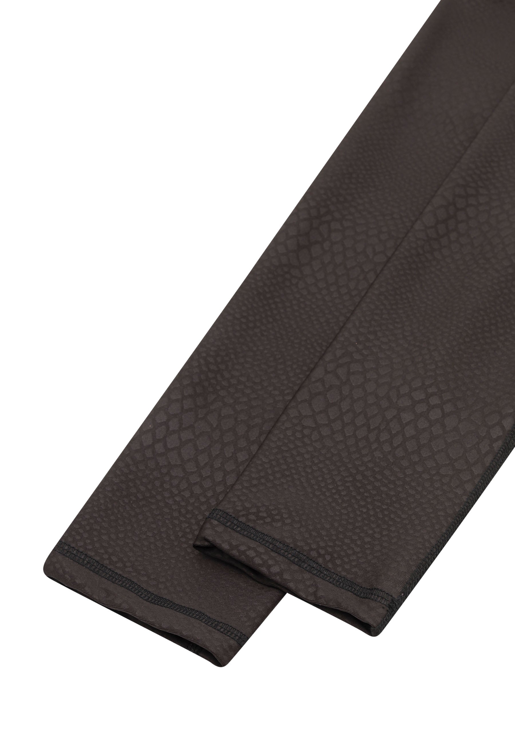 Nahaufnahme der 937 Schwarz Snake-Leggings in Lederoptik von Lismina mit dezentem Muster, sauber am Rand gefaltet.