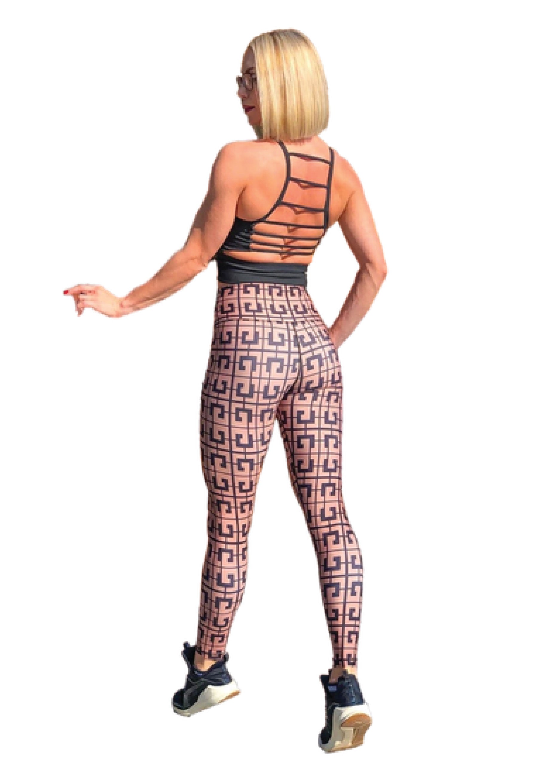 Eine Person in Trainingskleidung steht mit dem Rücken zur Seite und trägt Lisminas 869 Extra High Waist Leggings in Braun.