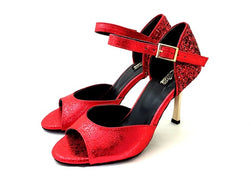 Alya Tanzschuhe in Rot Glitter von Dancing Queens mit goldener Schnalle und Glitzerabsatz auf weißem Hintergrund.