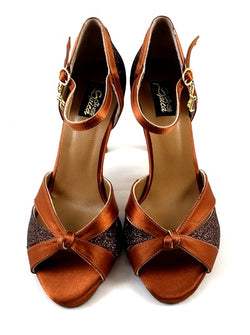 Dancing Queens Carina Tanzschuhe in Bronze bieten klassische Eleganz mit Fesselriemchen und glänzendem Finish.