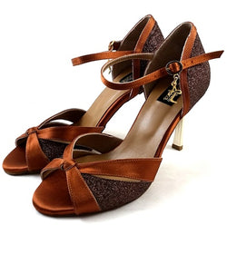 Die Carina Tanzschuhe in Bronze von Dancing Queens versprühen mit ihren glitzernden offenen Zehen- und Knöchelriemen klassische Eleganz.
