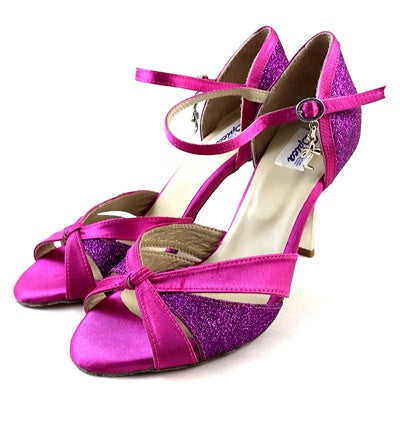 Fuchsia Carina Tanzschuhe von Dancing Queens mit Knöchelriemen, Glitzerakzenten und gepolstertem Fußbett.