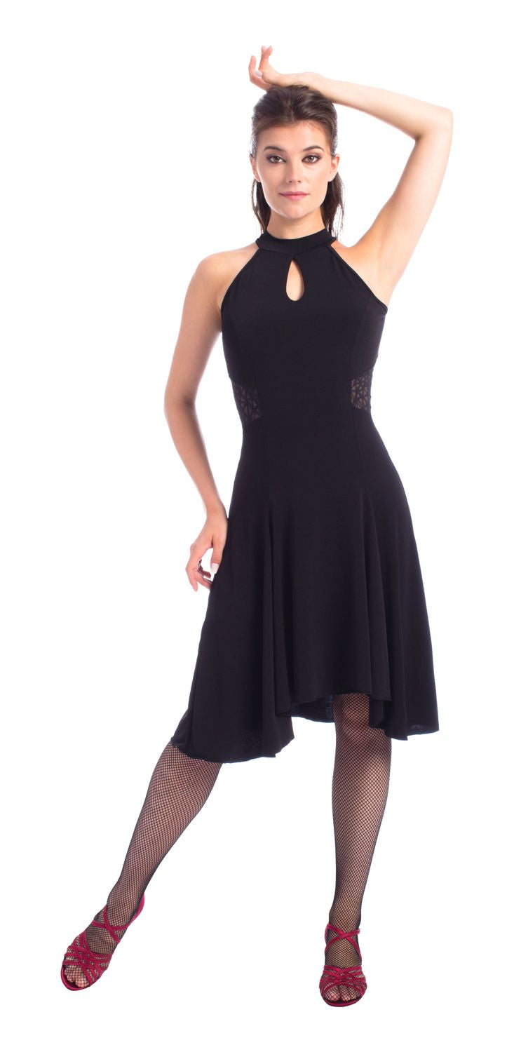 Frau im E11242 So Danca Damen-Kleid von Rumpf, posiert selbstbewusst mit erhobenem Arm, Netzstrümpfen und roten Schuhen.