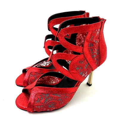 Lyra Tanzschuhe in Rot von Dancing Queens: Peep-Toe, ausgeschnittene Riemchen, Spitzenmuster mit dünnen goldenen Absätzen.