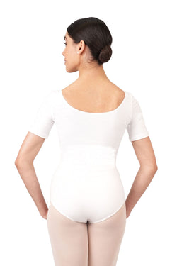 Person im Rumpf R3100 Weiß Kurzarm-Body und beigen Strumpfhosen, mit abgewandtem Gesicht und zu einem Knoten gebundenen Haaren.