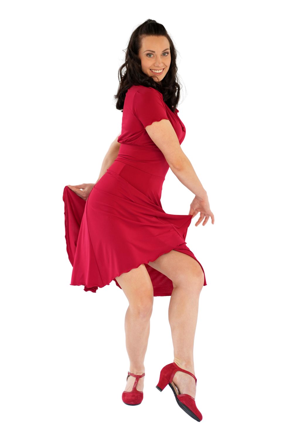Frau posiert verspielt im RU5751 Augusta Kurzarm-Kleid von Rumpf, ein rotes Kleid mit zeitlosem Charme.