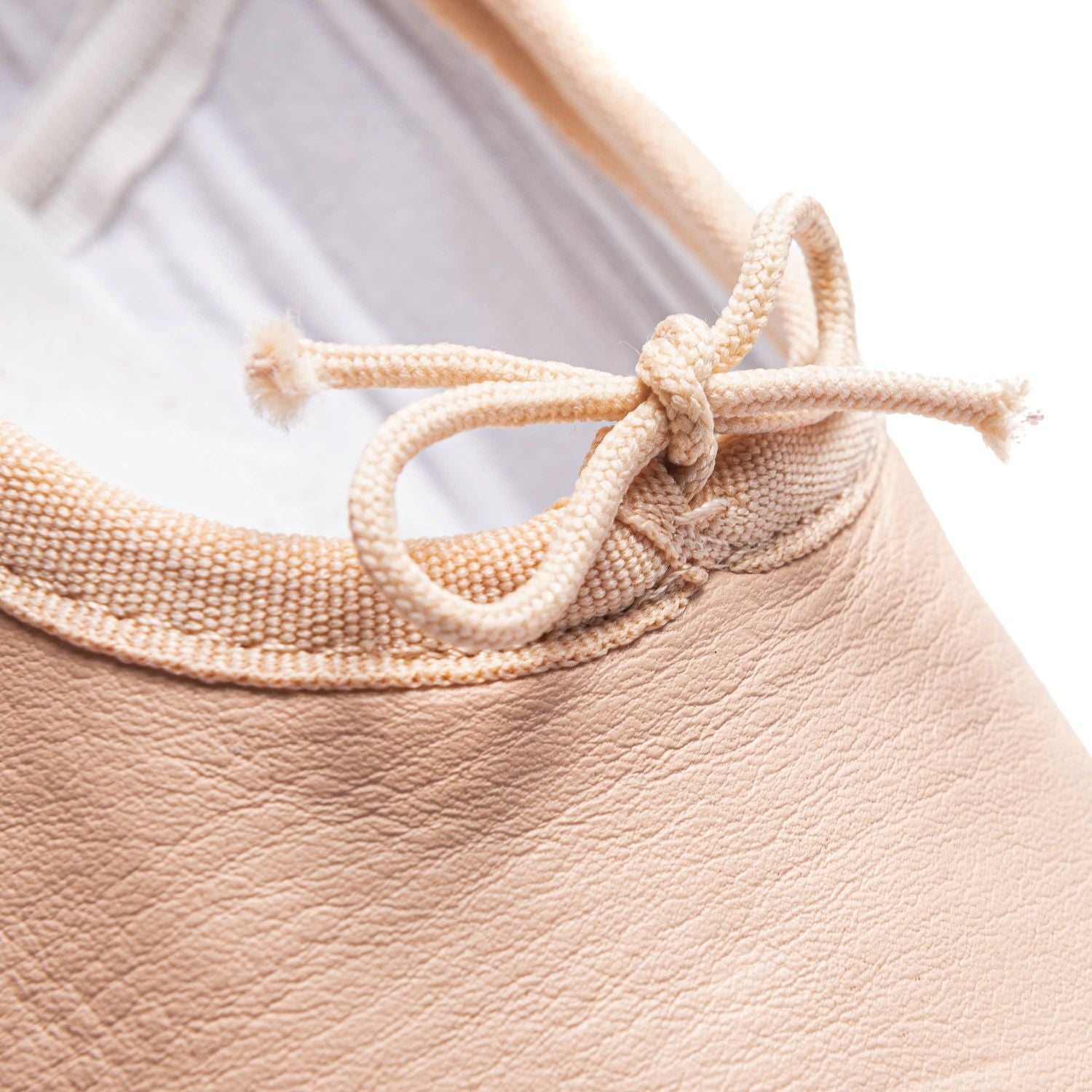 Nahaufnahme eines 1001 Ballettschläppchens Leder in Rosa von Rumpf mit einer geknoteten Schleife an der Spitze.