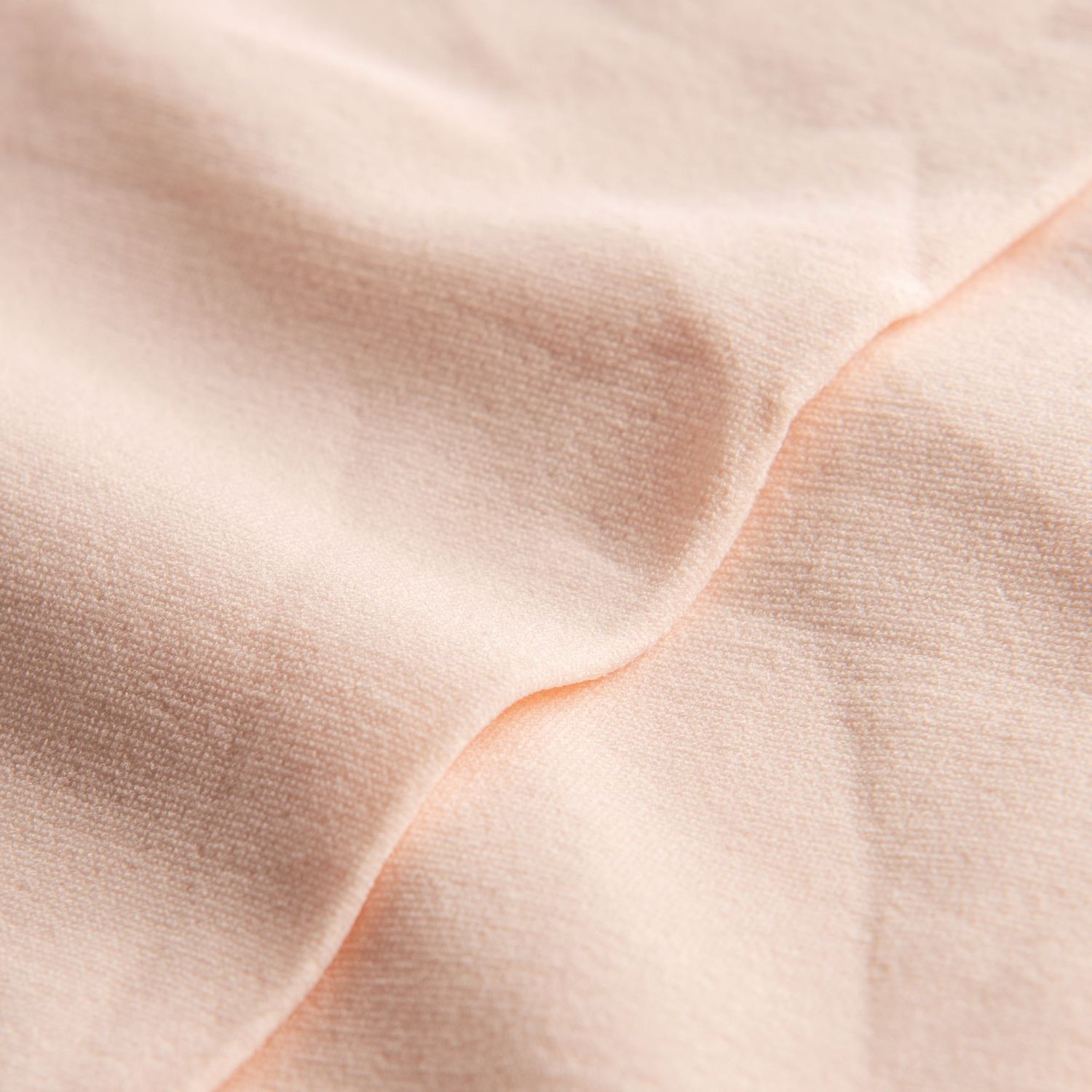 Nahaufnahme des Stoffs der Ballettstrumpfhose 108 Economy Pink von Rumpf mit Struktur und Falten.