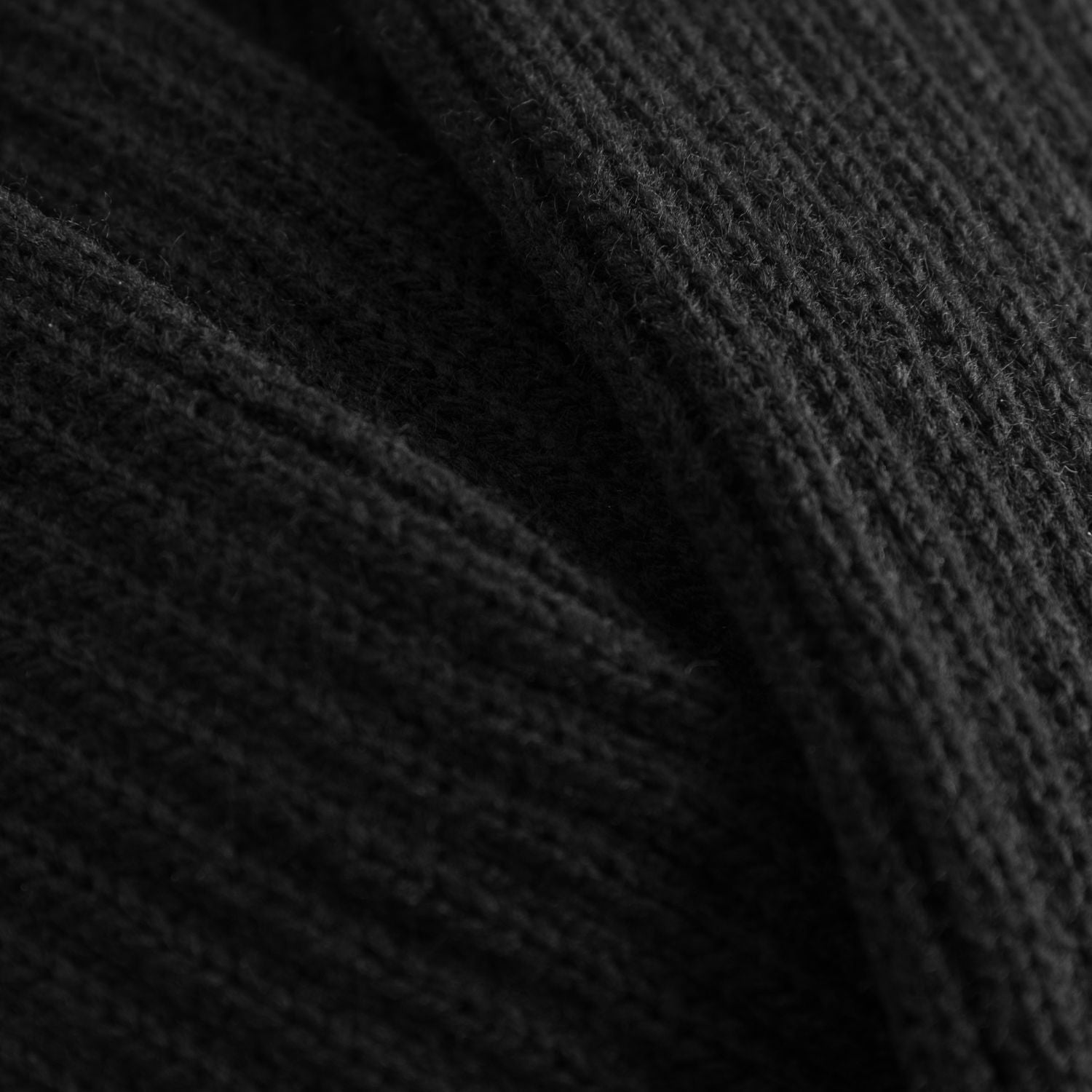 Nahaufnahme von 1121 Stulpen mit Fersenloch in Schwarz von Rumpf, mit strukturierten Rippenmustern und wärmeschützendem Stoff.