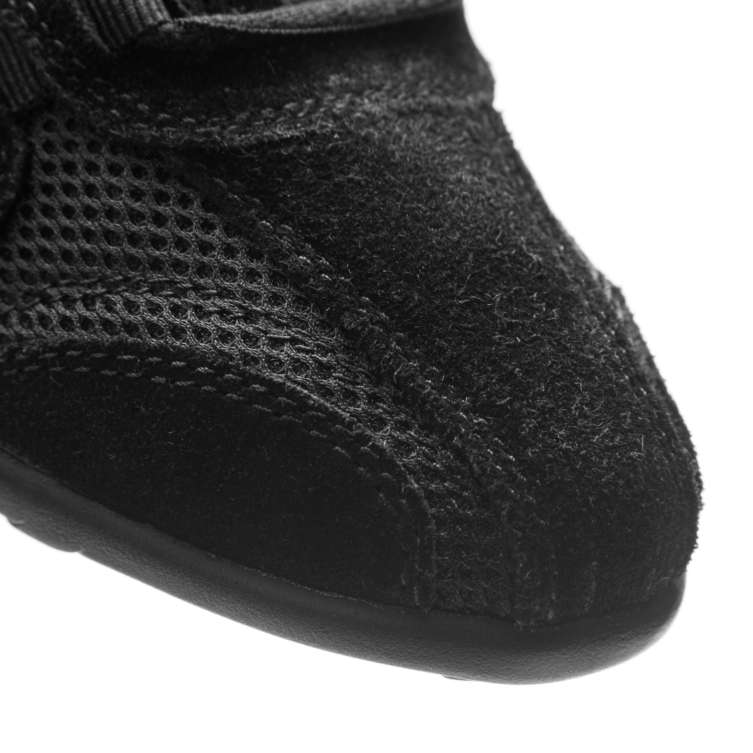 Nahaufnahme des Rumpf 1566 NERO Sneakers in Schwarz, die die Wildleder- und Mesh-Texturen im Zehenbereich hervorhebt.