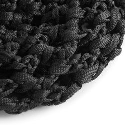 Nahaufnahme des schwarzen Nylon-Strickgewebes RU8004 von Rumpf mit dicken ineinandergreifenden Maschen auf weißem Hintergrund.